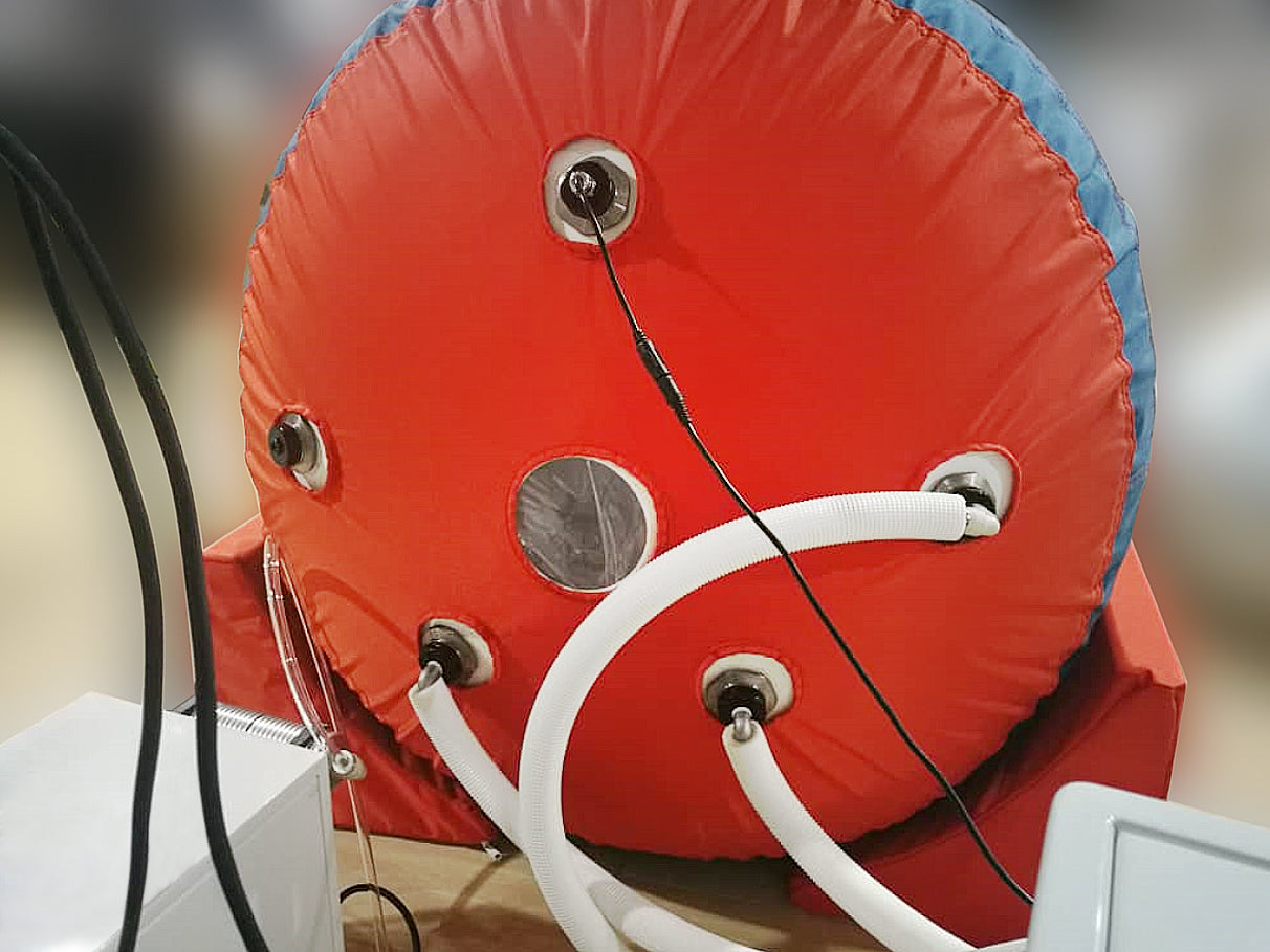 Hyperbaric chamber with integrated air conditioning system