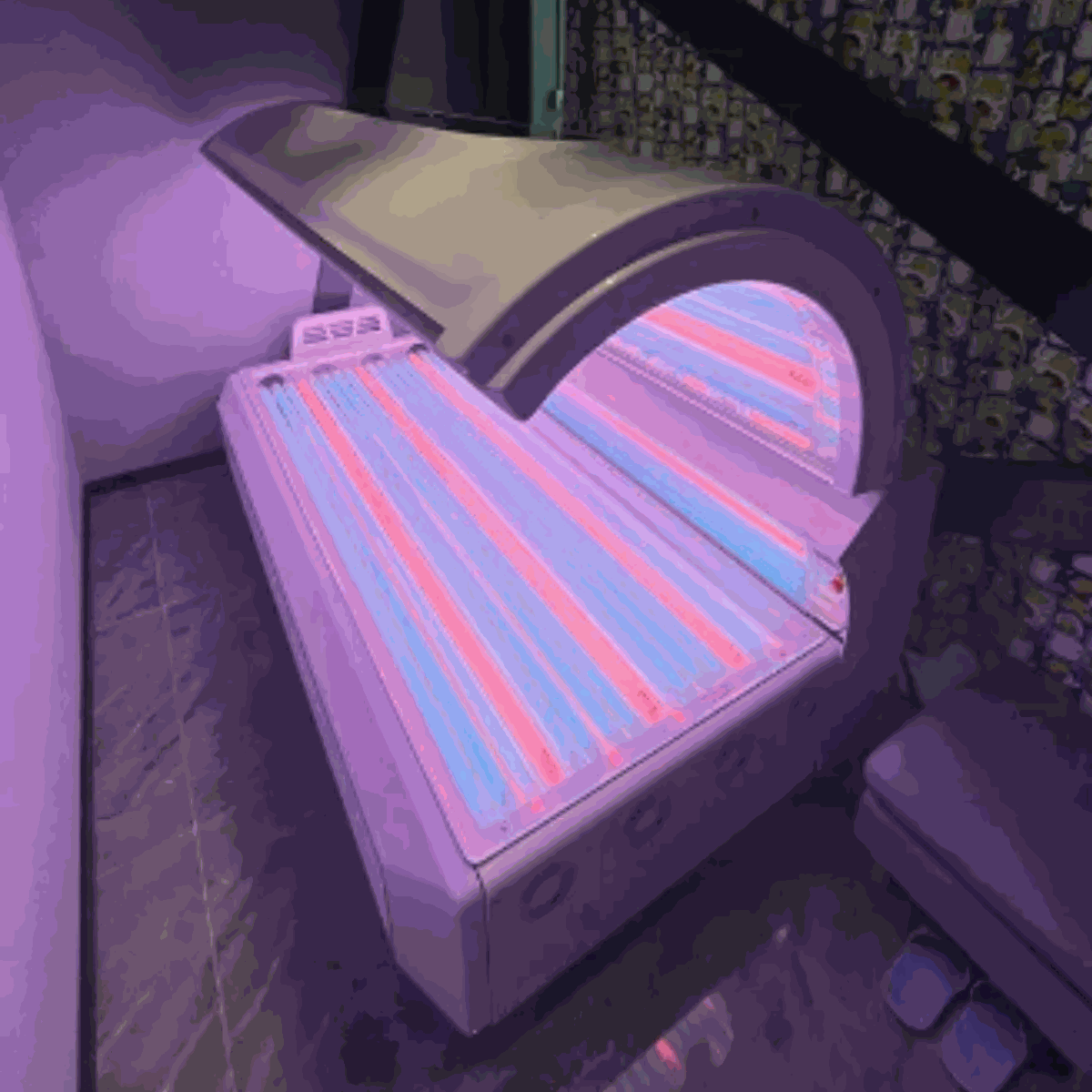 Red light therapy bed with 360-degree LEDs and built-in timer for home and commercial use
