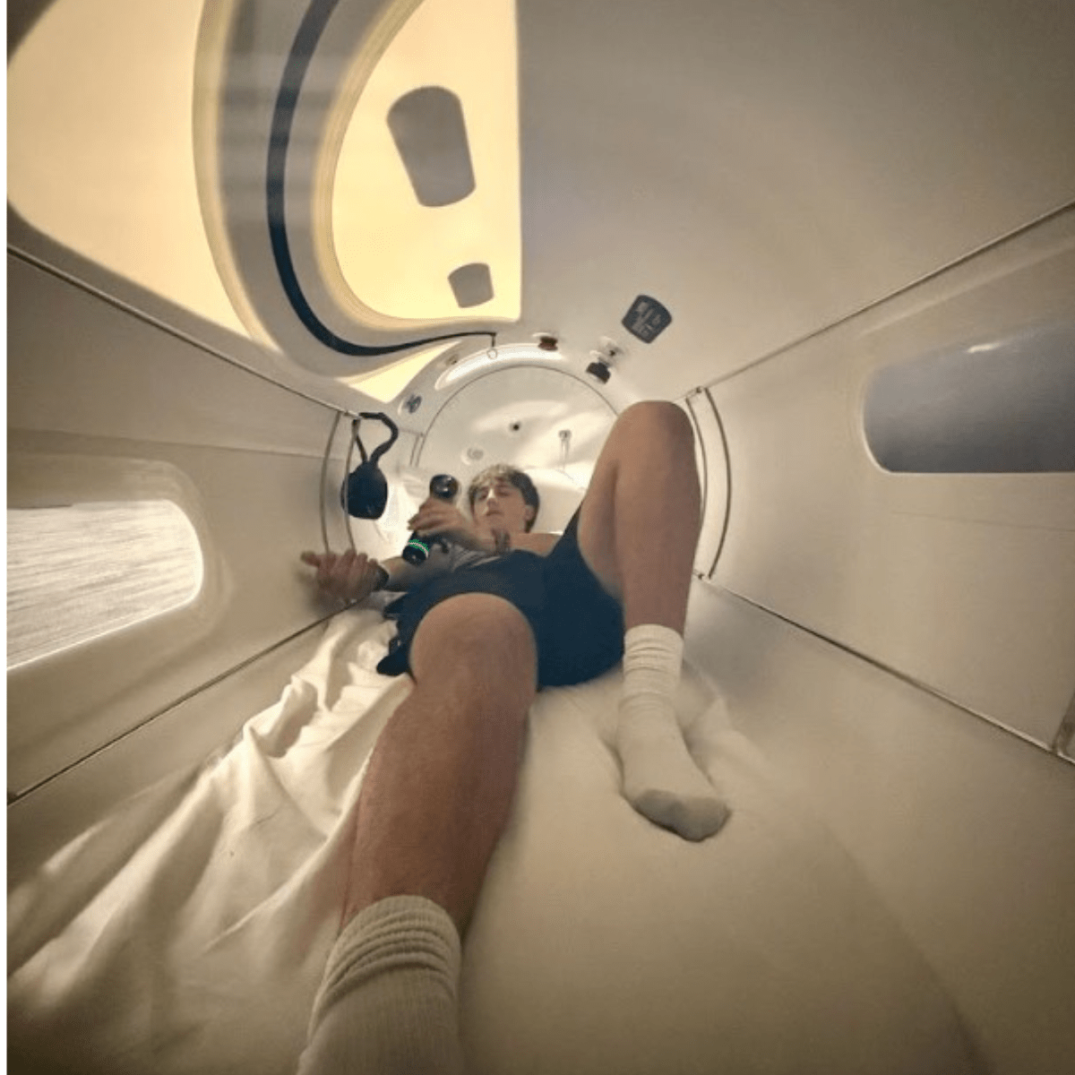 Airvida Lying Hyperbaric Chamber 1.2 - 1.5 ATA - The Recovery Outlet